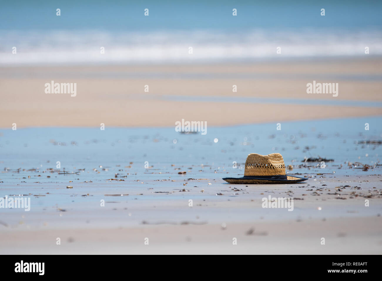 Einen Strohhut, der von seinem Besitzer an maslin Beach in der Nähe von Adelaide, South Australia blies. Stockfoto