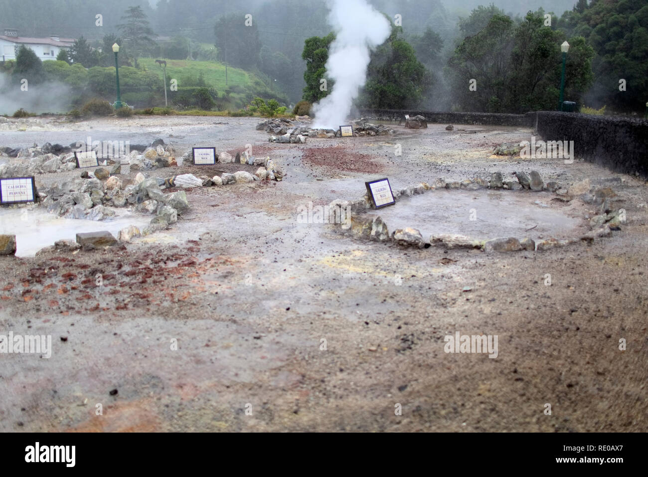 Tal der Geysire bei starkem Regen auf der Insel Sao Miguel, Azoren Stockfoto