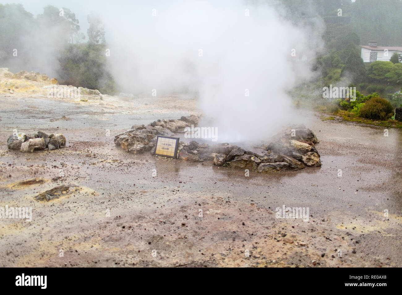 Sprudelnde Geysire bei starkem Regen auf der Insel San Miguel, Azoren. Stockfoto