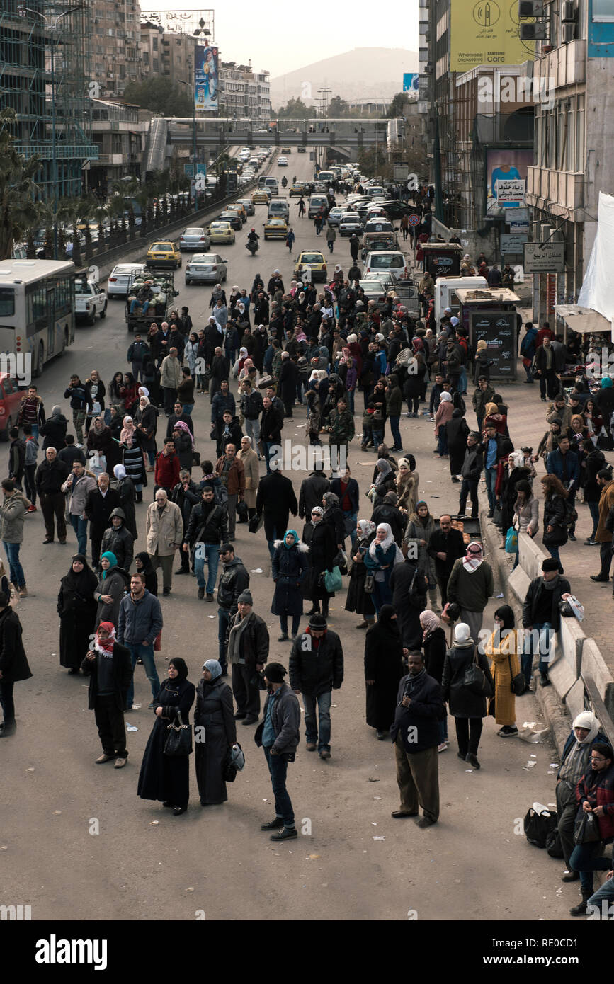 Einige Fotos zeigen, wie schwierig eine öffentliche Verkehrsmittel in Damaskus zu erhalten Stockfoto