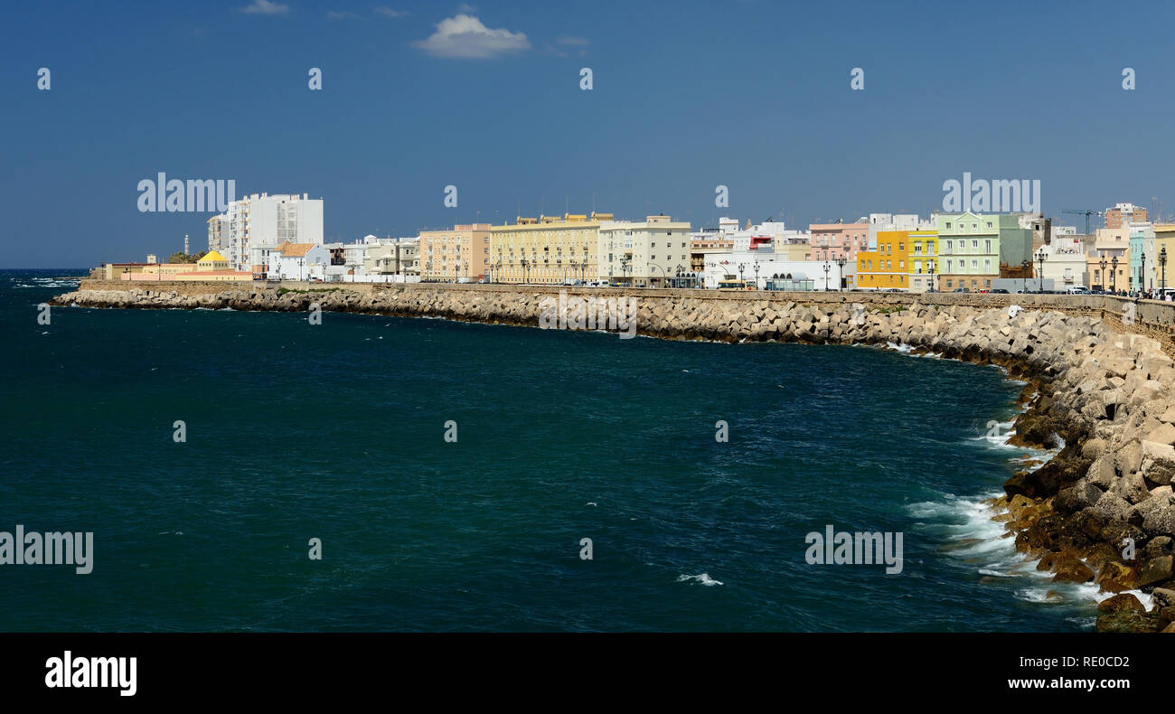 Rock Rüstung schützen die Ufermauer entlang der Campo del Sur, Cadiz. Stockfoto