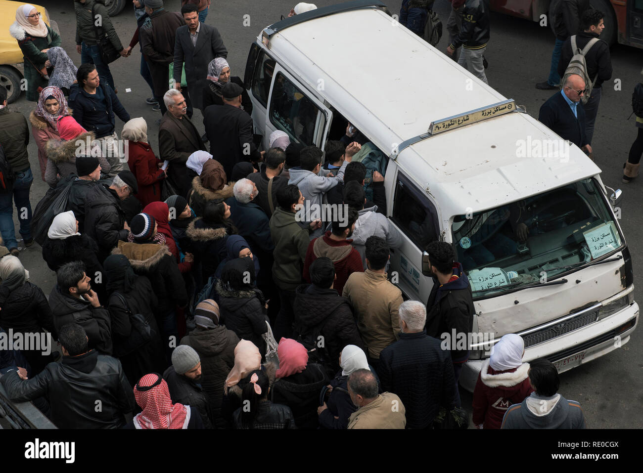 Einige Fotos zeigen, wie schwierig eine öffentliche Verkehrsmittel in Damaskus zu erhalten Stockfoto