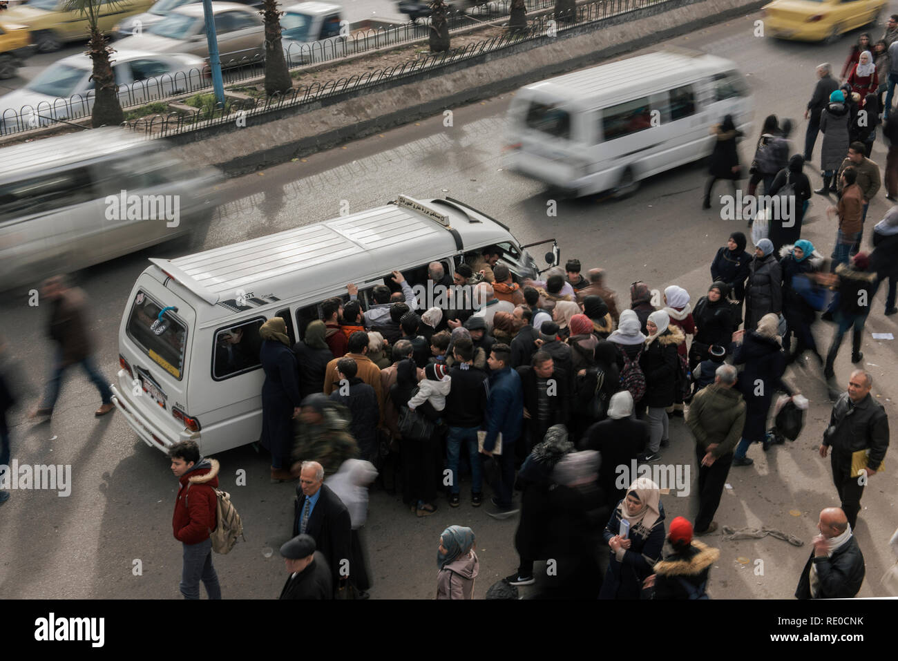 Einige Fotos zeigen, wie schwierig eine öffentliche Verkehrsmittel in Damaskus zu erhalten Stockfoto