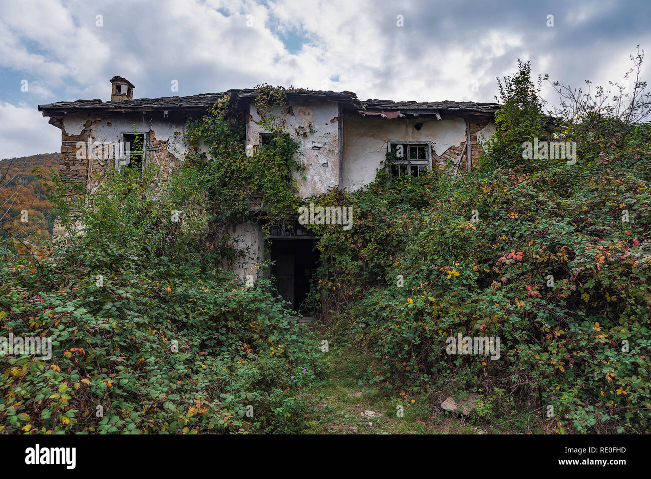 Verlassenes Haus in der bulgarischen Bergdorf Stockfoto
