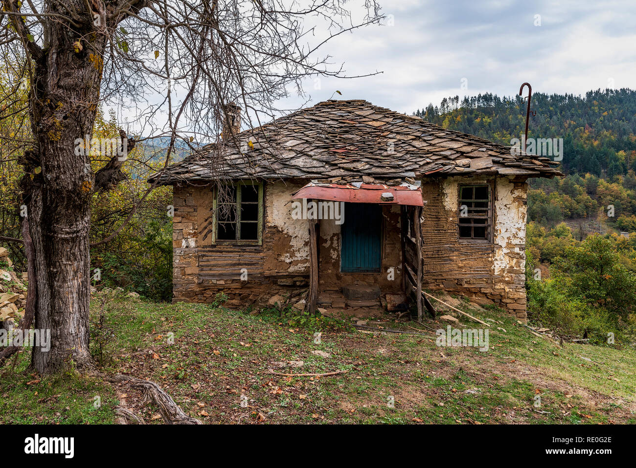 Verlassenes Haus in der bulgarischen Bergdorf Stockfoto