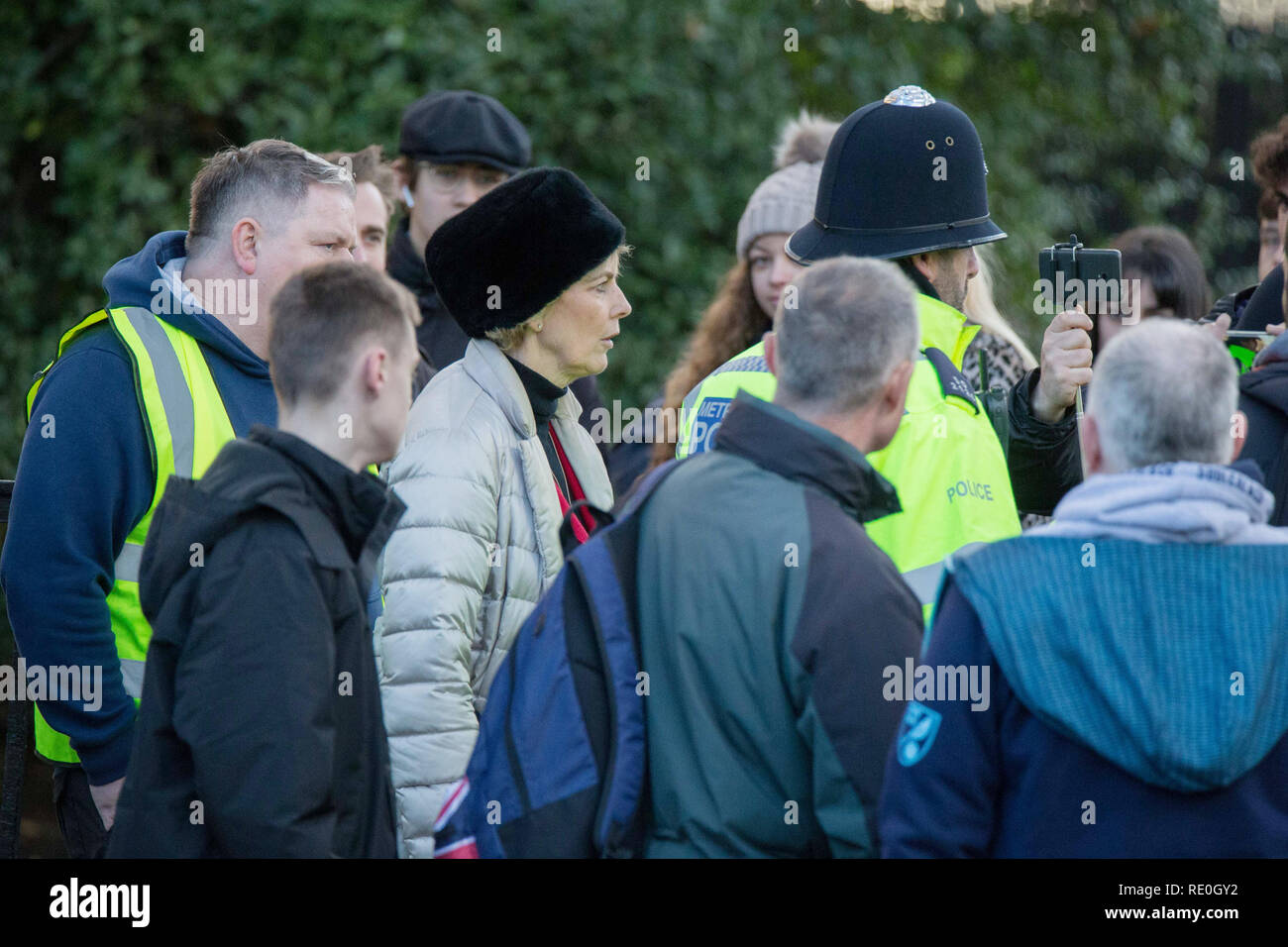 Der konservative Abgeordnete Anna Soubry benötigen eine Polizeieskorte, wie sie durch die rechten Demonstranten tragen HiViz tabards außerhalb der Häuser, Westminster harangued ist. Mit: Anna Soubry MP Wo: London, Großbritannien Wann: 19 Dec 2018 Credit: Wheatley/WANN Stockfoto