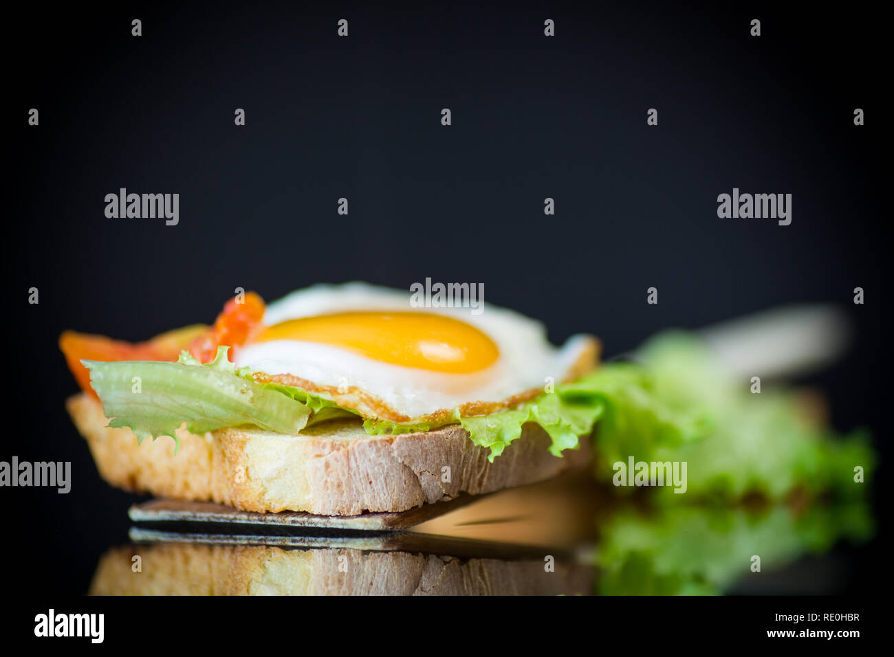 Frisches Sandwich mit Salatblättern und Spiegelei mit heissem Toast Stockfoto