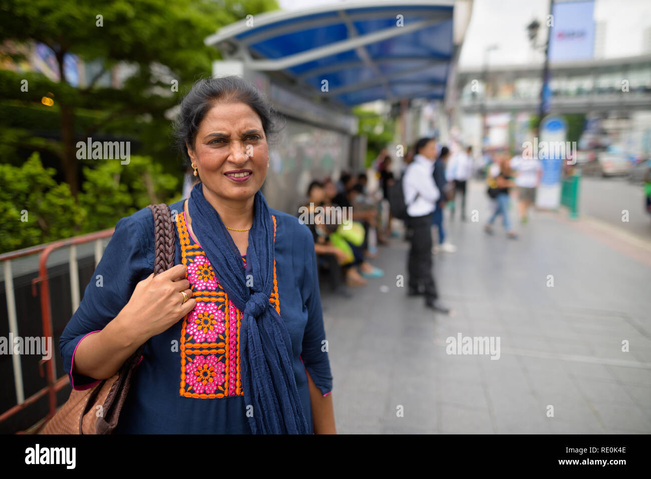 Reifen schönen indischen Frau in der Stadt lächeln Stockfoto