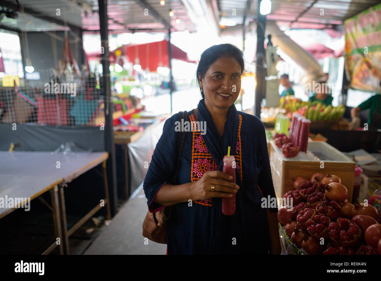 Indische Frau mit Saft zum freien Markt Stockfoto