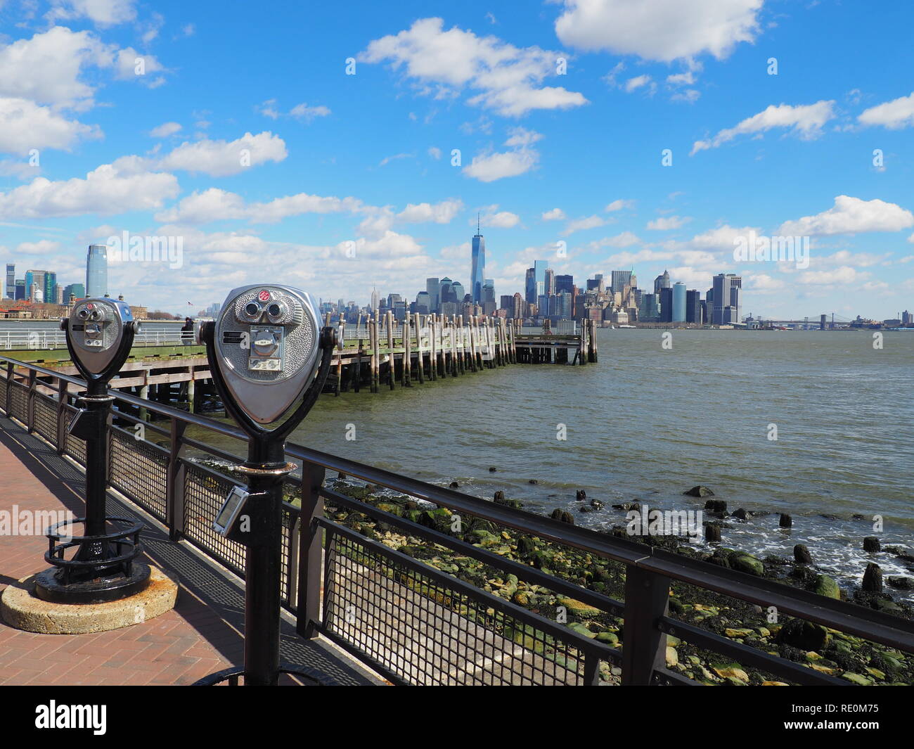 Blick auf Manhattan von Liberty Island mit münzbetriebenen Fernglas (durch die Tower Optical Company) New York City - Vereinigte Staaten Stockfoto