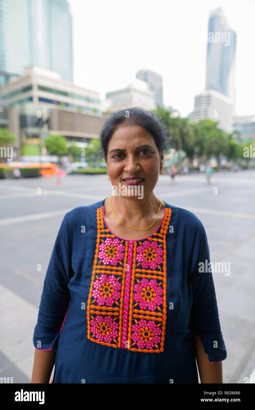 Reifen schönen indischen Frau in der Stadt lächeln Stockfoto