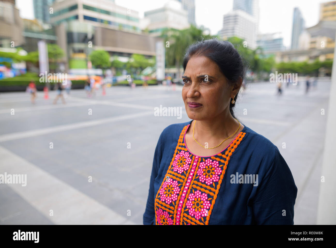 Reifen schöne indische Frau denken in der Stadt Stockfoto