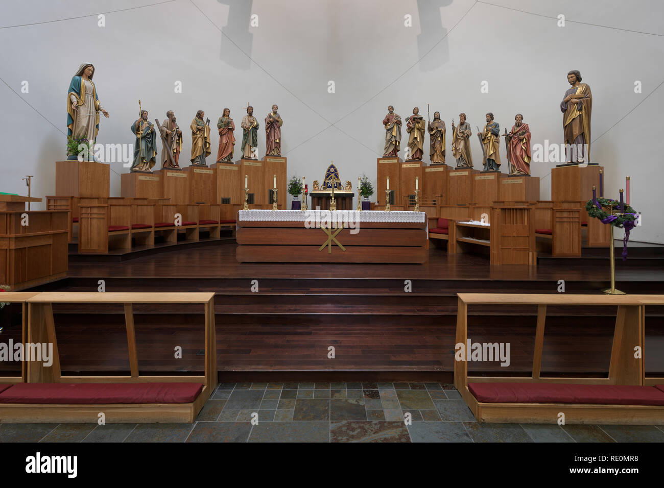 Die Statuen der zwölf Apostel hinter dem Altar der Katholischen Kirche in Ave Maria Ave Maria, Florida Stockfoto
