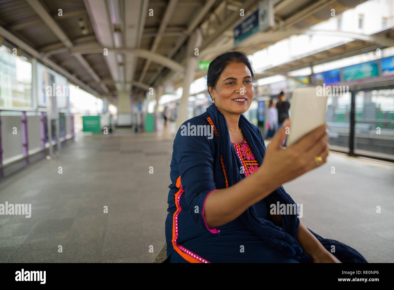 Reifen schönen indischen Frau mit Handy in der Stadt Stockfoto