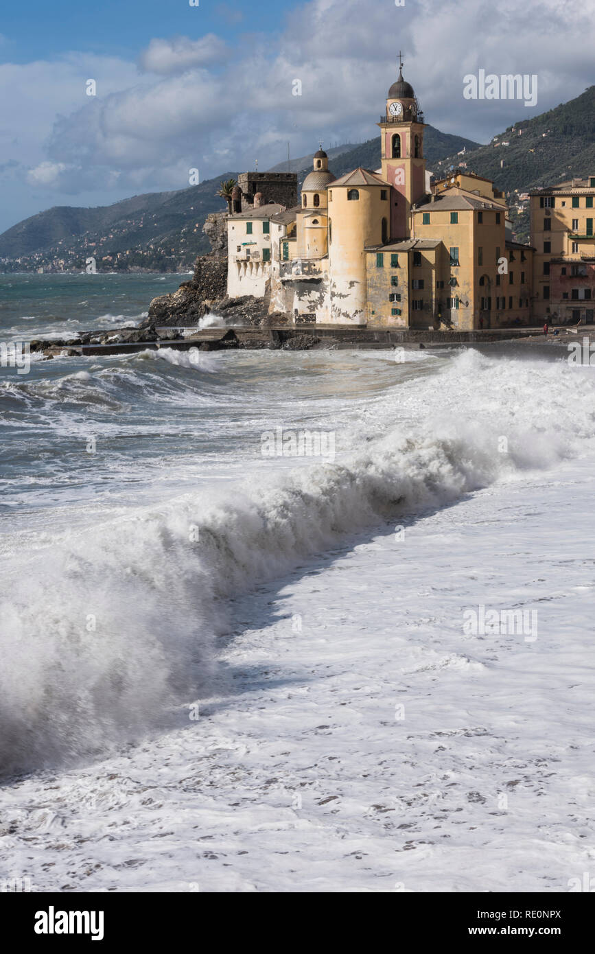 Rauhe See am Strand von Camogli Oktober 2018, Ligurien, Italien Stockfoto