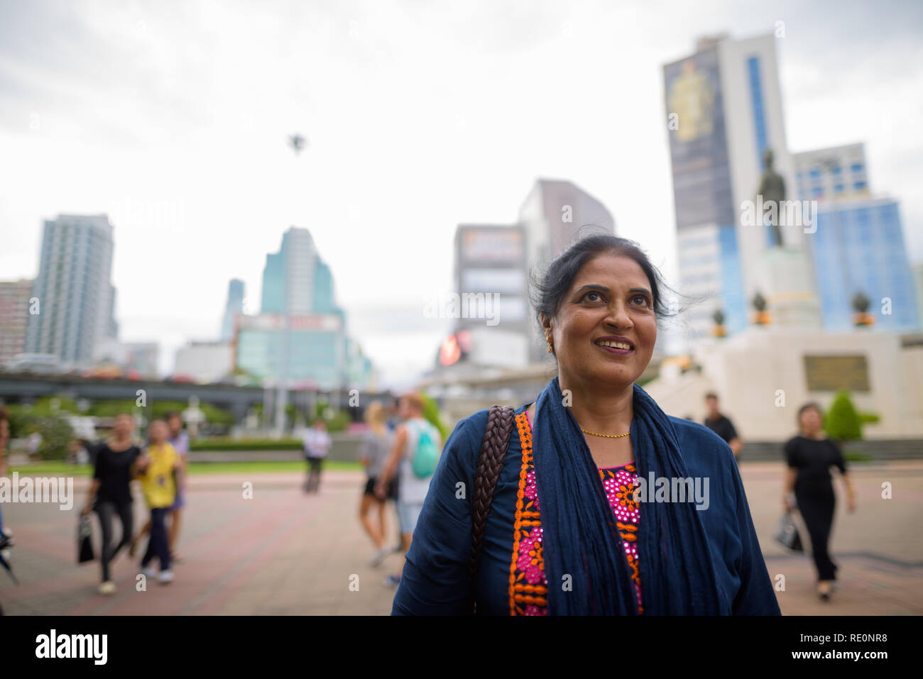 Reifen schönen indischen Frau lächelnd und Denken in der Stadt Stockfoto