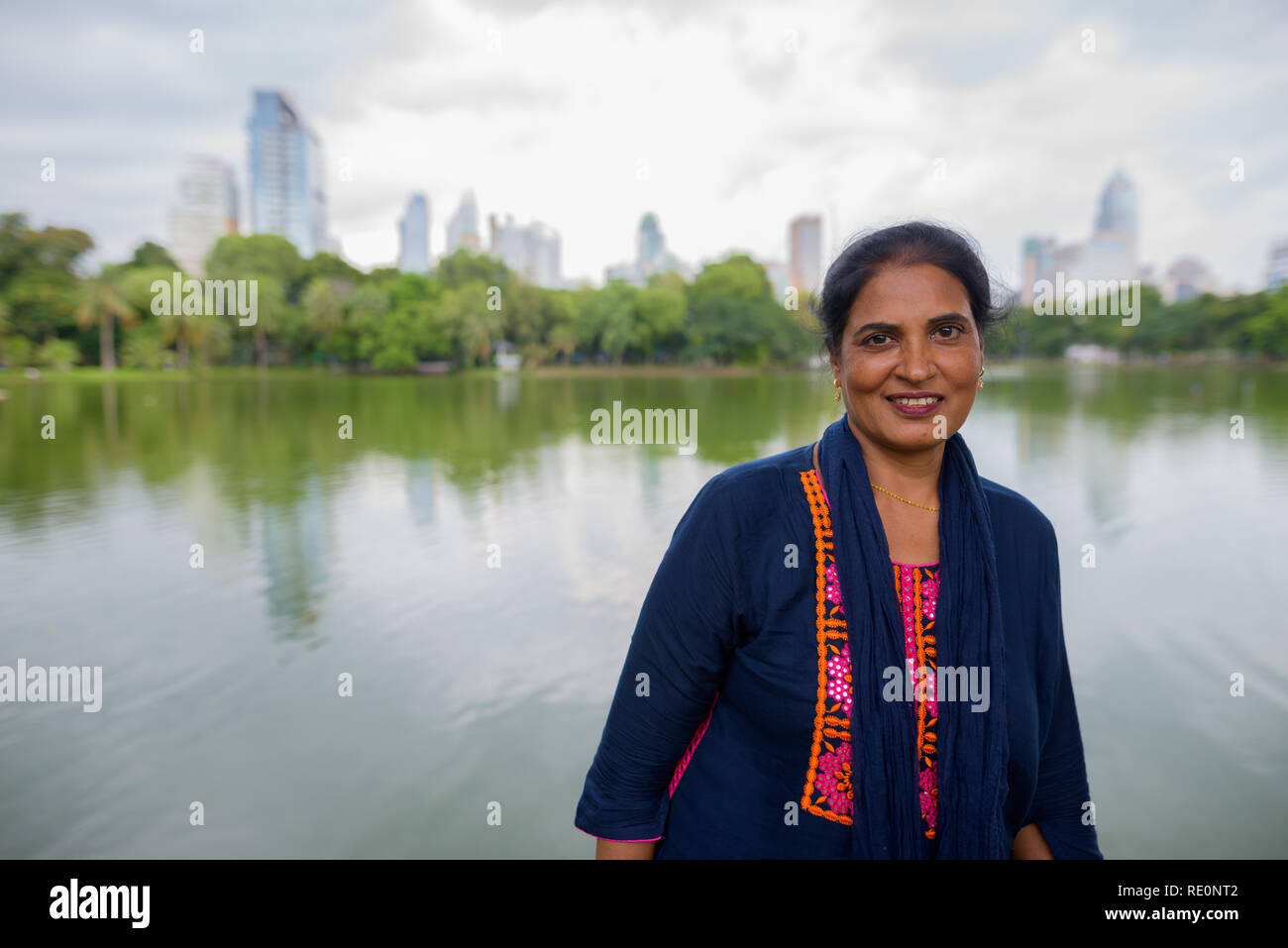 Reifen schönen indischen Frau in den Lumpini Park lächelnd Stockfoto