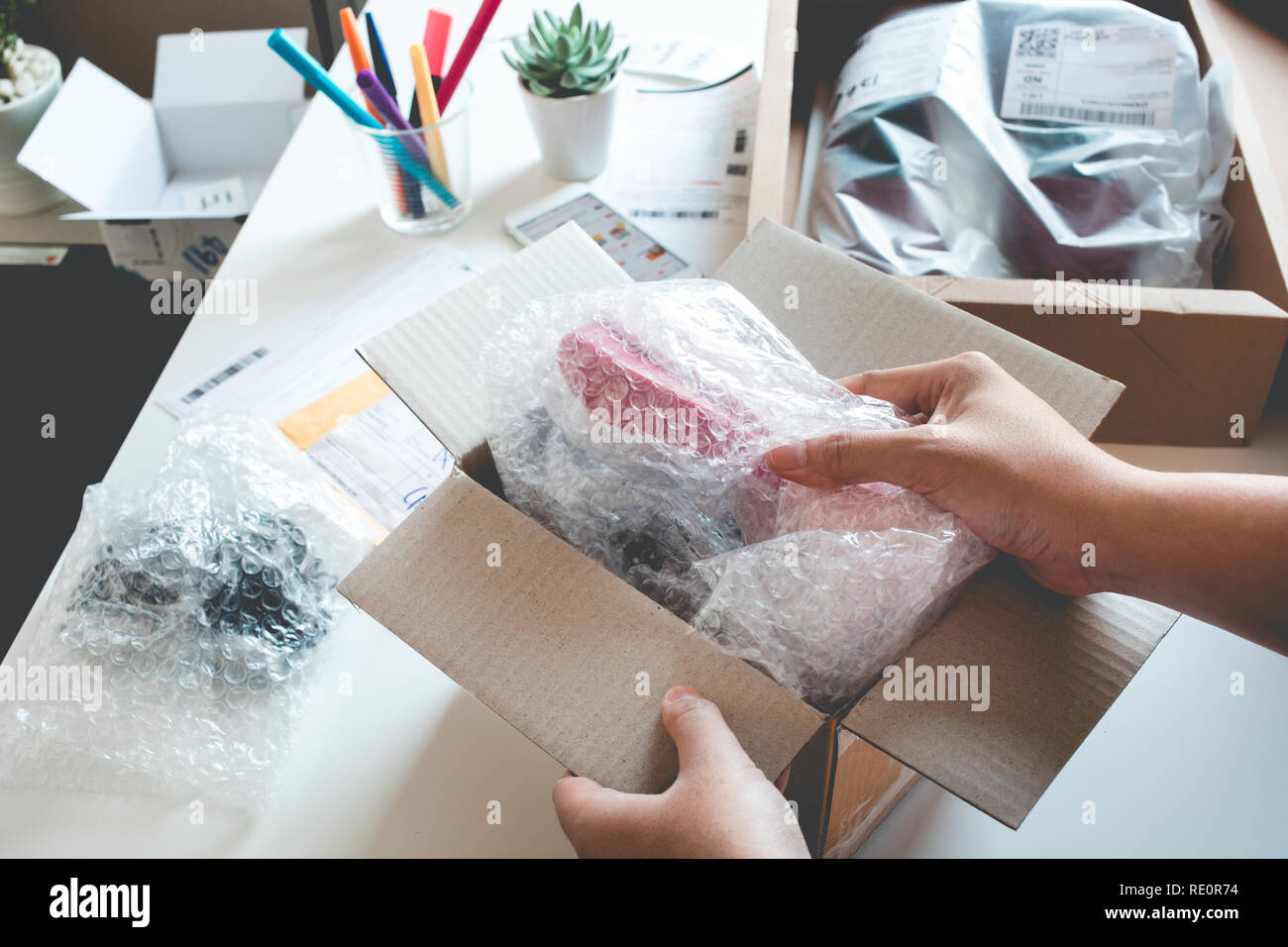 Online shopping Konzepte mit weiblichen open box, präsentiert einige Produkt in der Hand. Ecommerce, Versand Lieferung Service. Business Einzelhandel Stockfoto