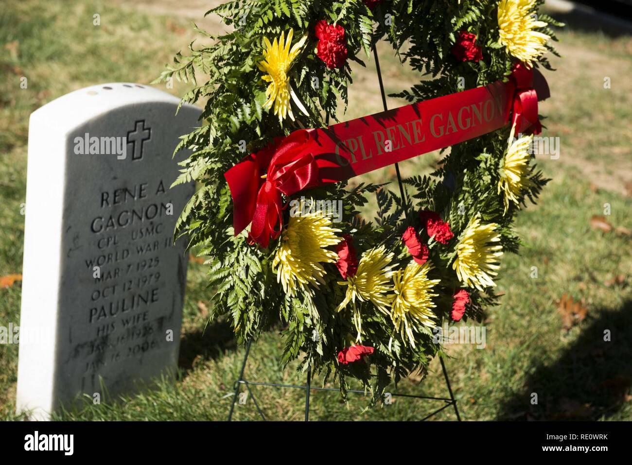 Der Kranz am Grabstein von Cpl. Rene Gagnon, einer der US-Marines, die die amerikanische Flagge auf Iwo Jima angehoben, sitzt nach von Sergeant Major des Marine Corps Ronald L. Grün in den nationalen Friedhof von Arlington, Nov. 10, 2016 in Arlington, Virginia die US-Marines der Kranz niedergelegt, zusammen mit anderen Kränze, für die Marine Corps 241 Geburtstag platziert werden. Stockfoto