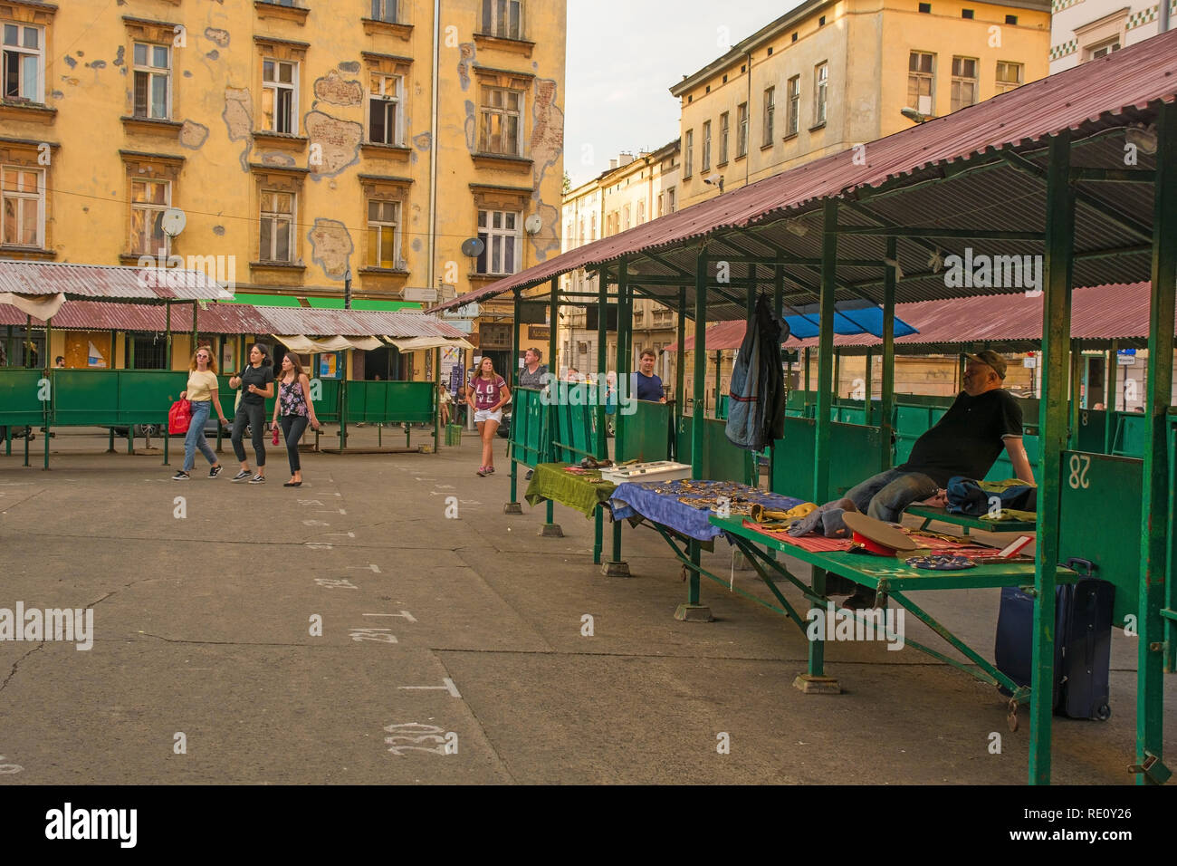 Krakau, Polen - 10. Juli 2018. Ein Markt Inhaber stall in Plac Nowy erwartet die letzten Kunden am Ende des Tages vor der Verpackung Stockfoto