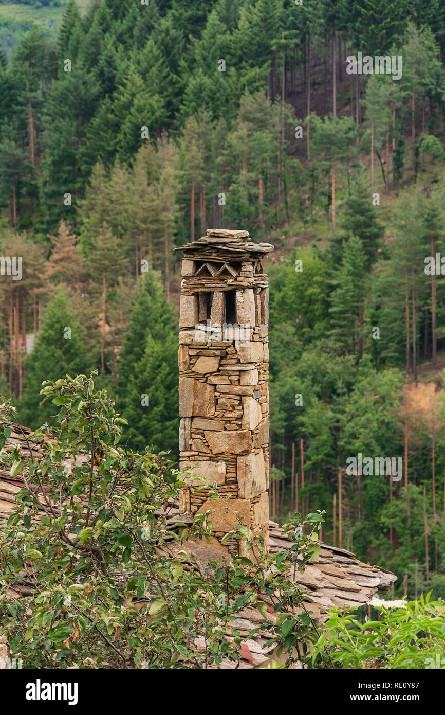 Verlassenes Haus in der bulgarischen Dorf Stockfoto