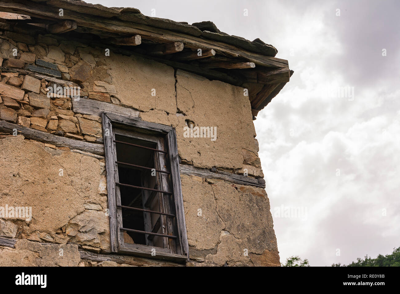 Verlassenes Haus in der bulgarischen Dorf Stockfoto