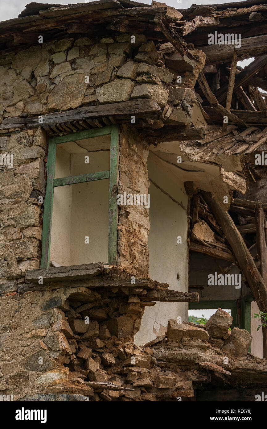 Verlassenes Haus in der bulgarischen Dorf Stockfoto