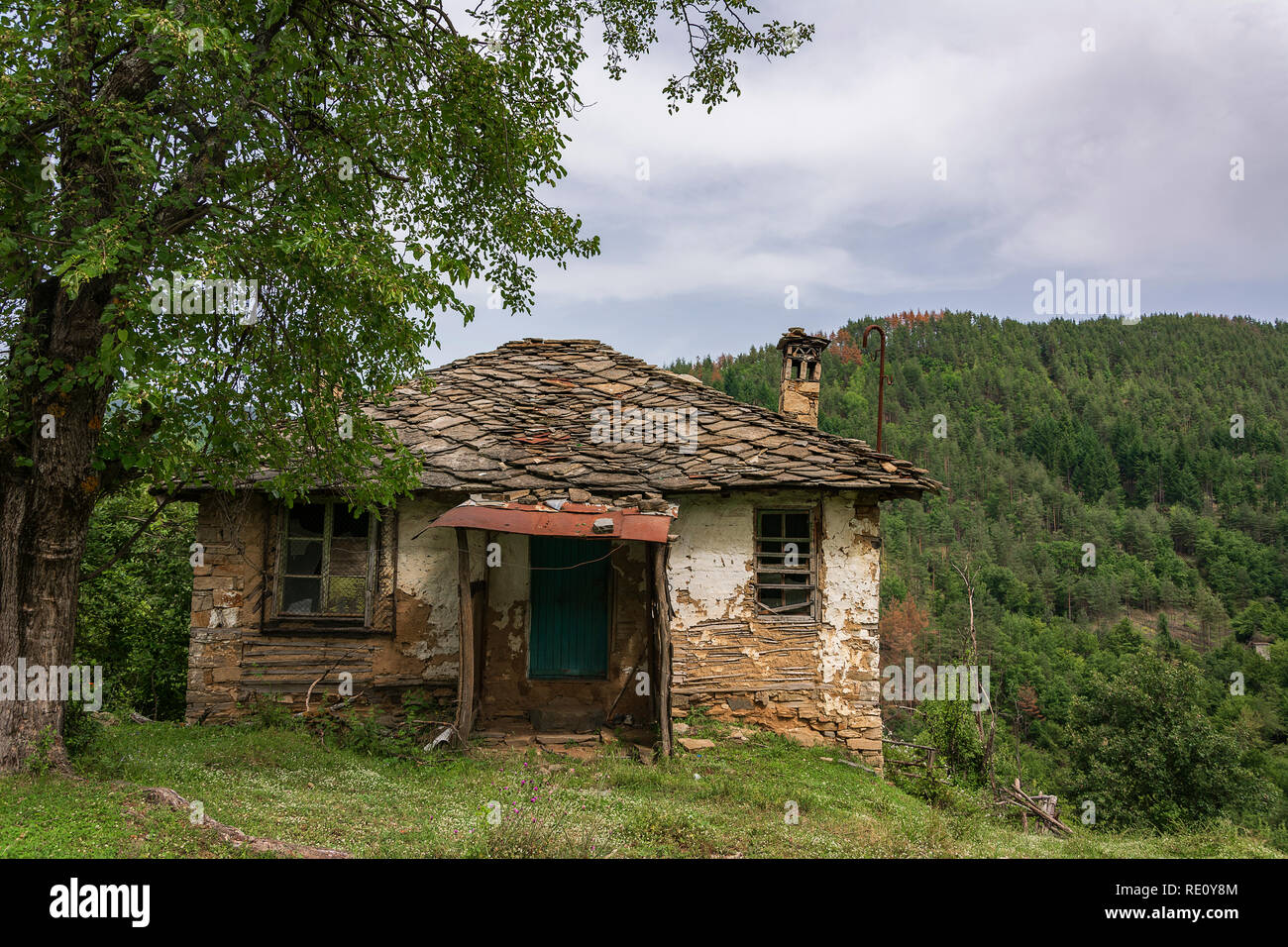 Verlassenes Haus in der bulgarischen Dorf Stockfoto