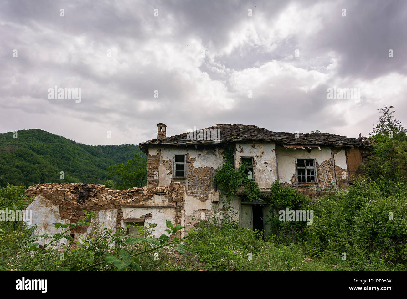 Verlassenes Haus in der bulgarischen Dorf Stockfoto