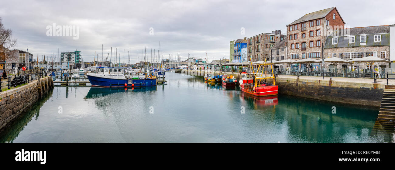 Boote im Barbican in Plymouth, Devon, an ruhiger Tag bei Flut. Stockfoto
