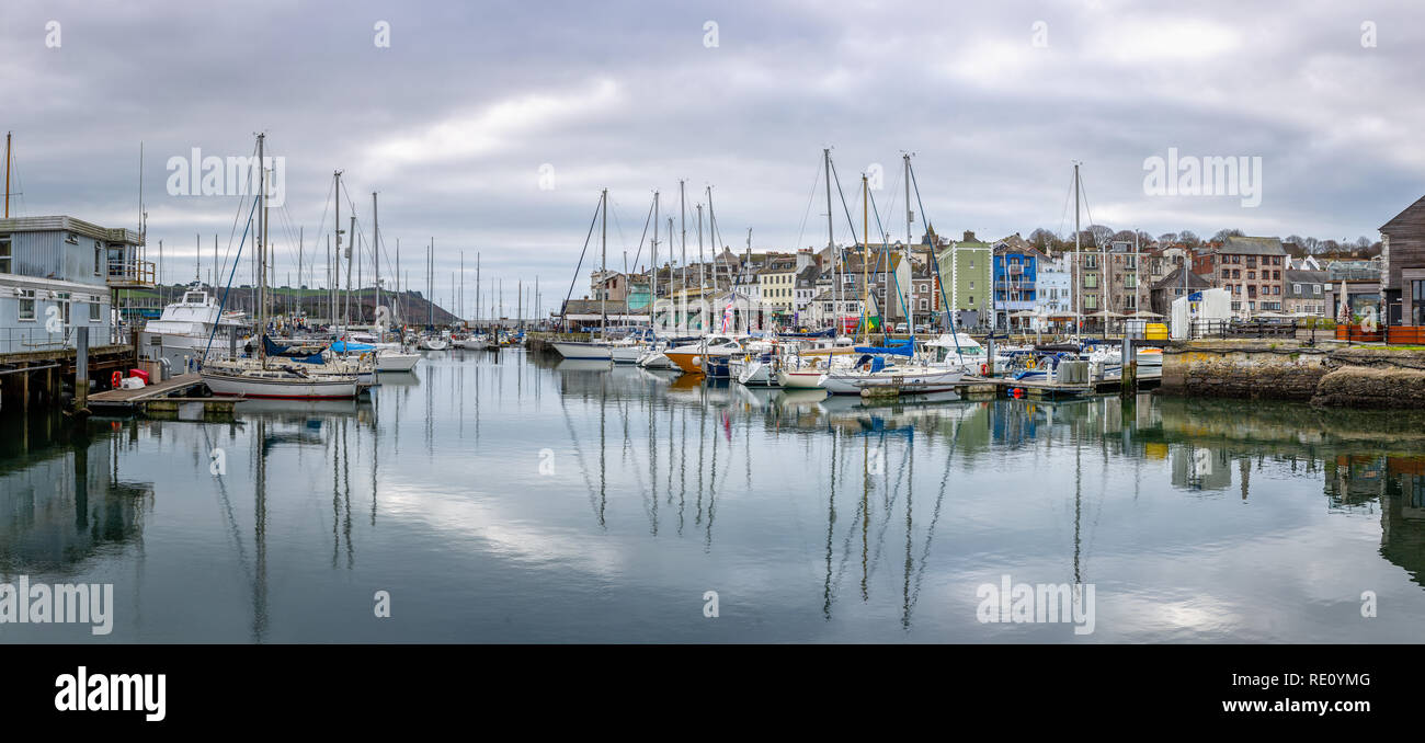 Blick über Boote in Sutton Harbour in Richtung des Barbican in Plymouth, Devon. Stockfoto