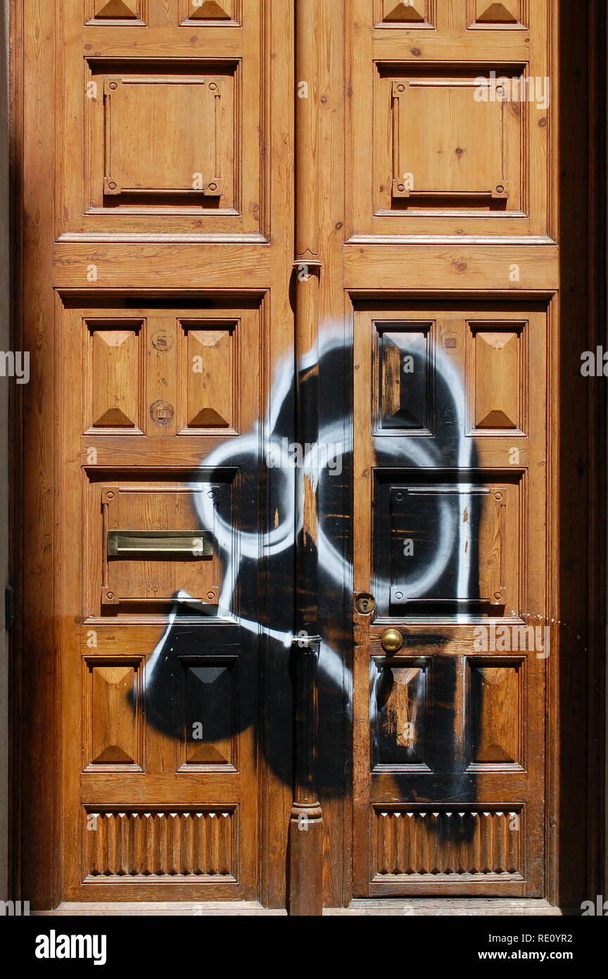 Gasmaske graffiti auf hölzernen Tür Stockfoto