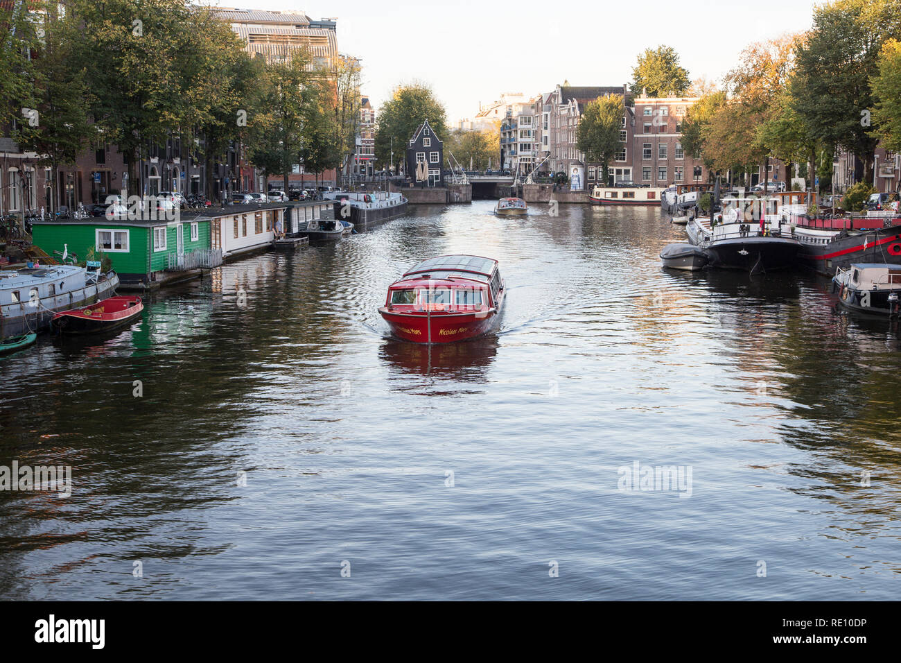 Typische Ansicht der Canal Embankment im historischen Zentrum der Stadt, Amsterdam, Niederlande Stockfoto