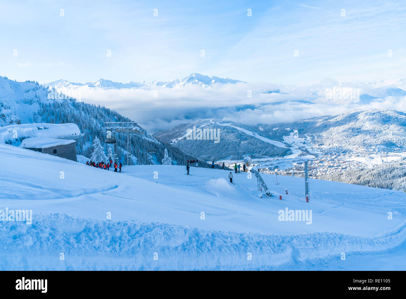 SEEFELD, Österreich - Januar 11, 2019: Die Menschen genießen Skifahren auf Pisten in Seefeld, gut bekannt für die Wintersportzentren und zu den beliebtesten Stockfoto