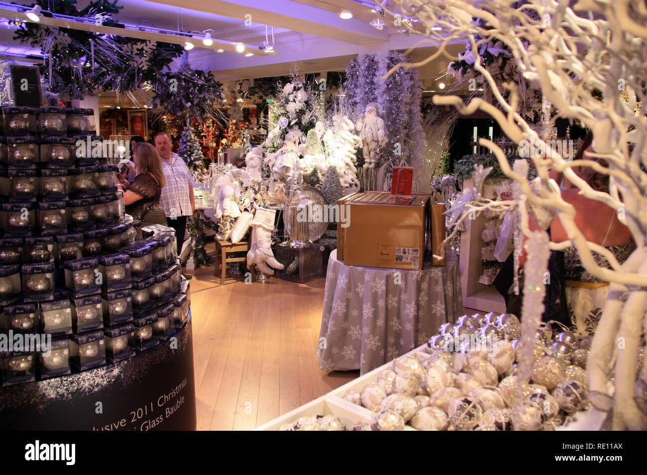 Auch während der Sommersaison potentiellen Kunden rund um die X-mas-Abteilung bei Harrods in London, Vereinigtes Königreich, Stockfoto