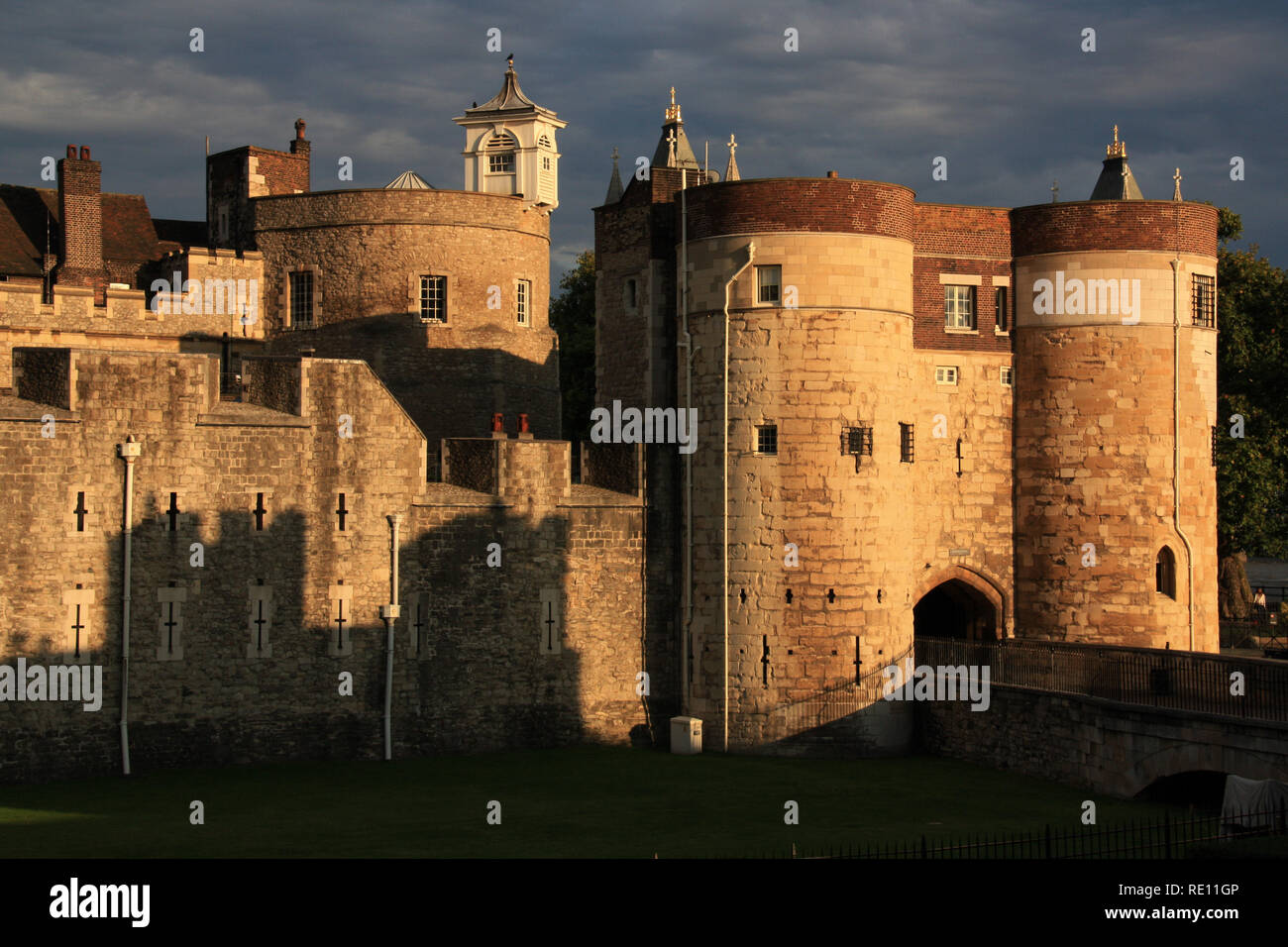 Byward Tower und Tower of Her Majesty's Royal Palace und Festung der Tower von London, Vereinigtes Königreich Stockfoto