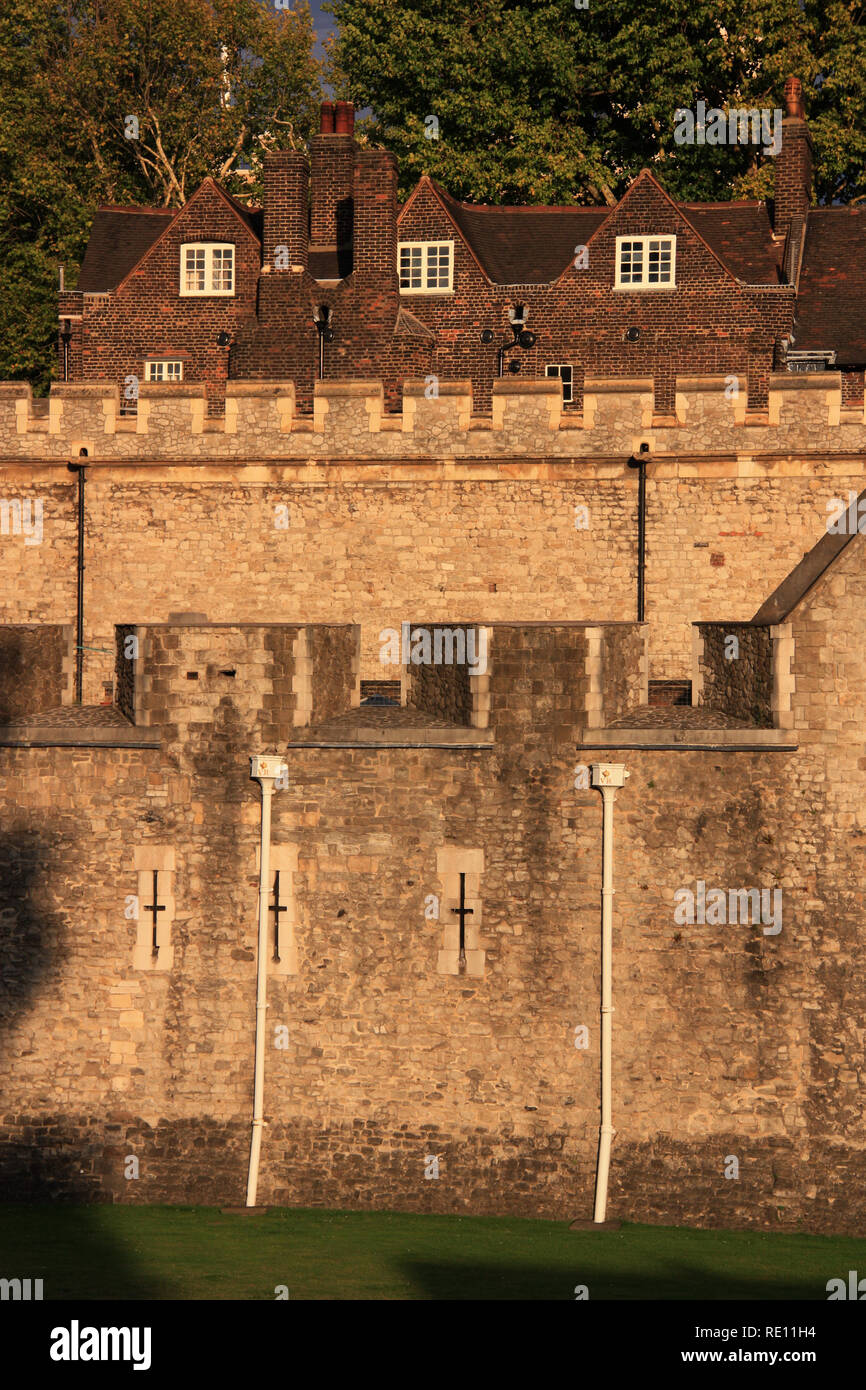 Dach und Schornsteine der Queen's Haus hinter dem ehernen Mauer Her Majesty's Royal Palace und Festung der Tower von London, Großbritannien Stockfoto