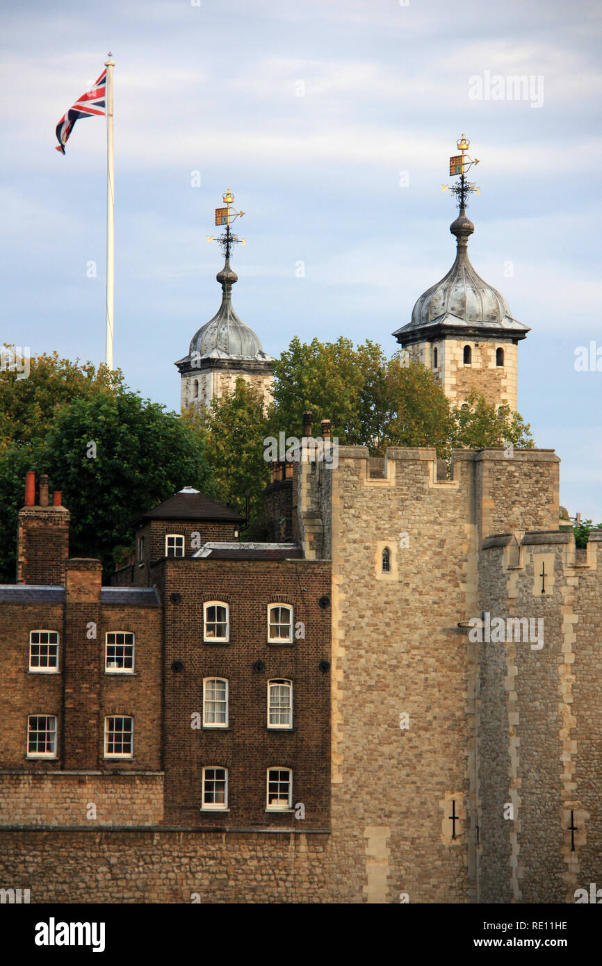 Union Jack winken auf einem Fahnenmast an Her Majesty's Royal Palace und Festung der Tower von London, Vereinigtes Königreich Stockfoto