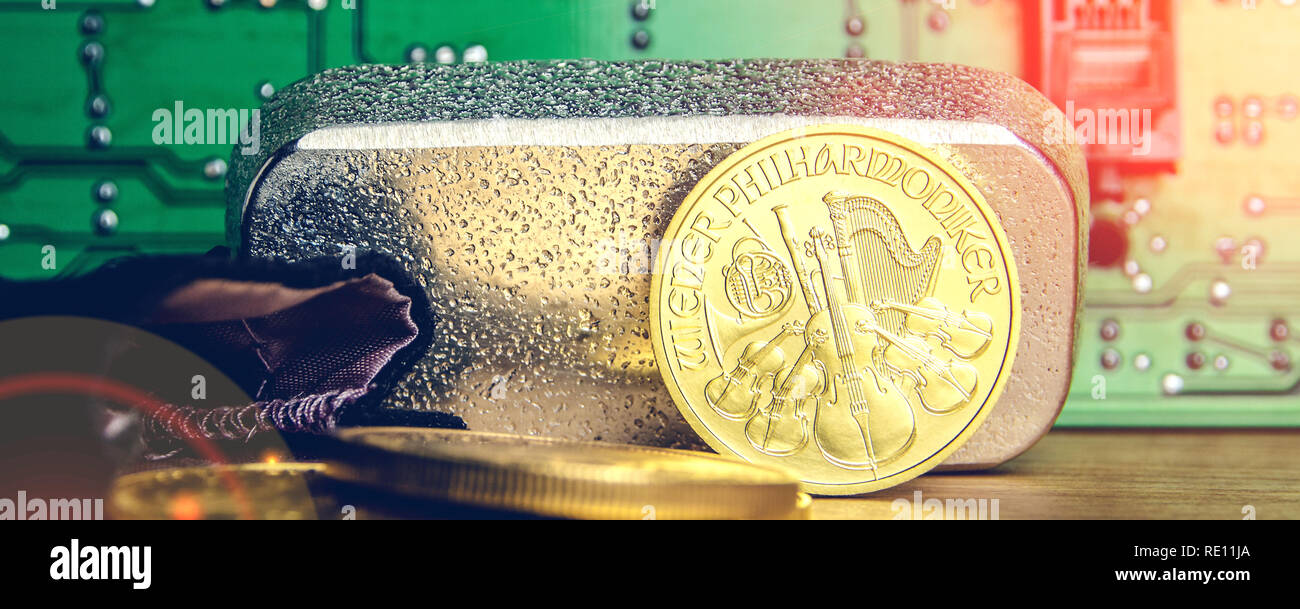 Nahaufnahme des goldenen Münzen und Silber Ziegelstein mit einem Data Processor, elektronische Computer Hardware Technologie und ihre Oberfläche mit grünem Hintergrund Stockfoto