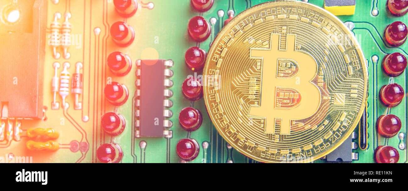 Nahaufnahme des Goldenen bitcoin Münze mit einem Data Processor, elektronische Computer Hardware Technologie und ihre Oberfläche mit grünem Hintergrund Stockfoto