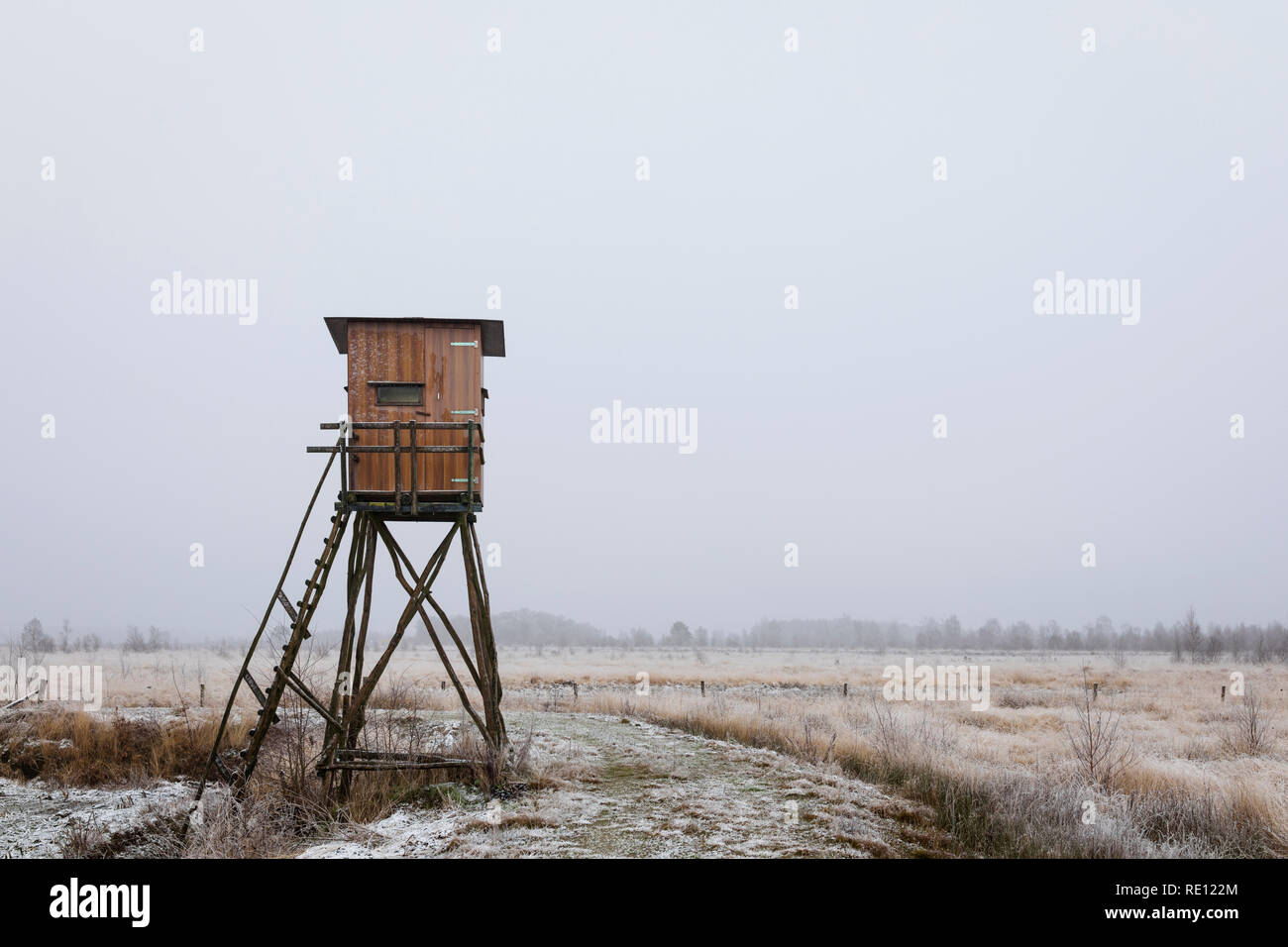 Landschaft mit einem Jagd Tower am National Park 'De Groote Peel' im Winter, Niederlande Stockfoto