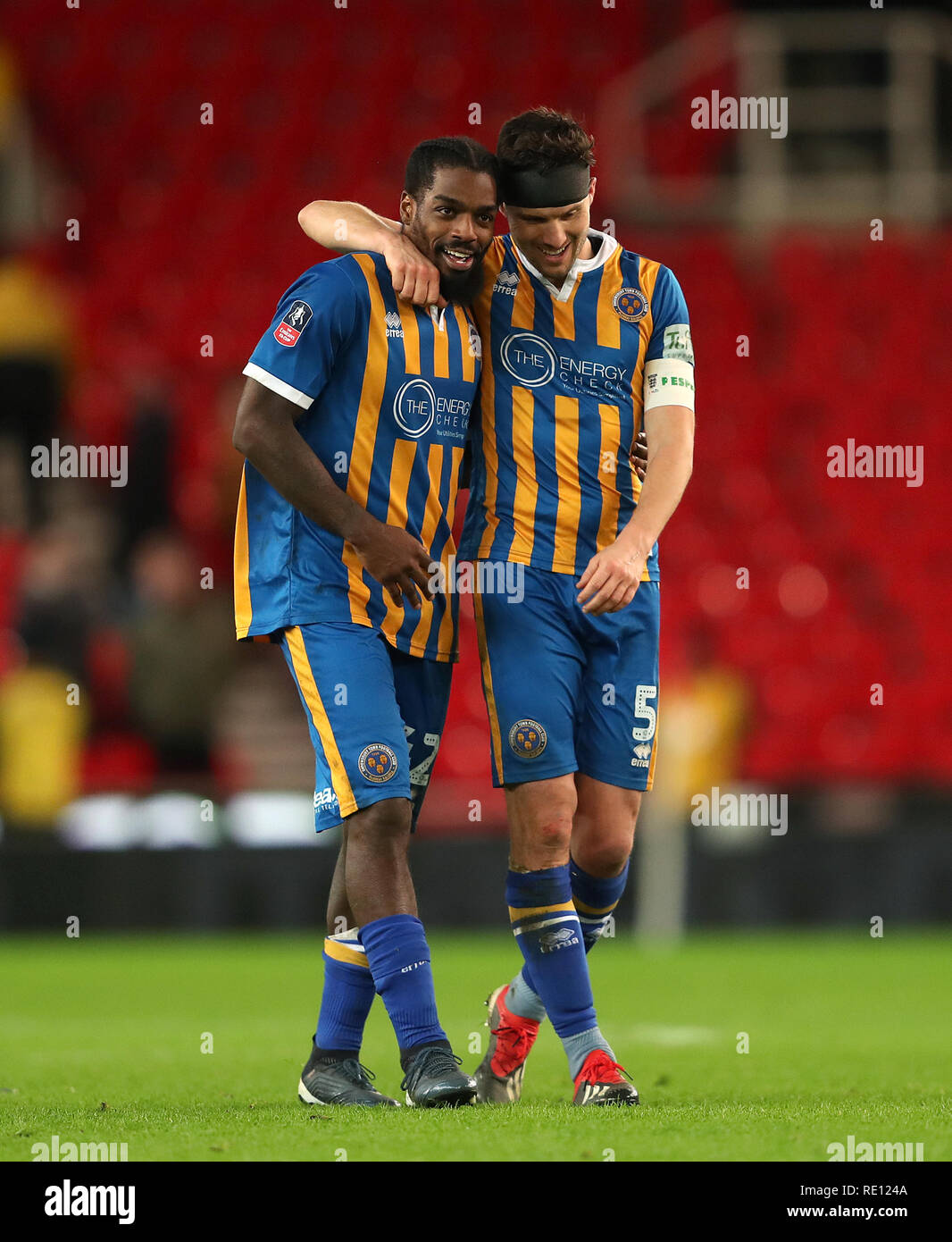 Von Shrewsbury Town Anthony Grant (links) und Mat Sadler Feiern nach dem Spiel Stockfoto