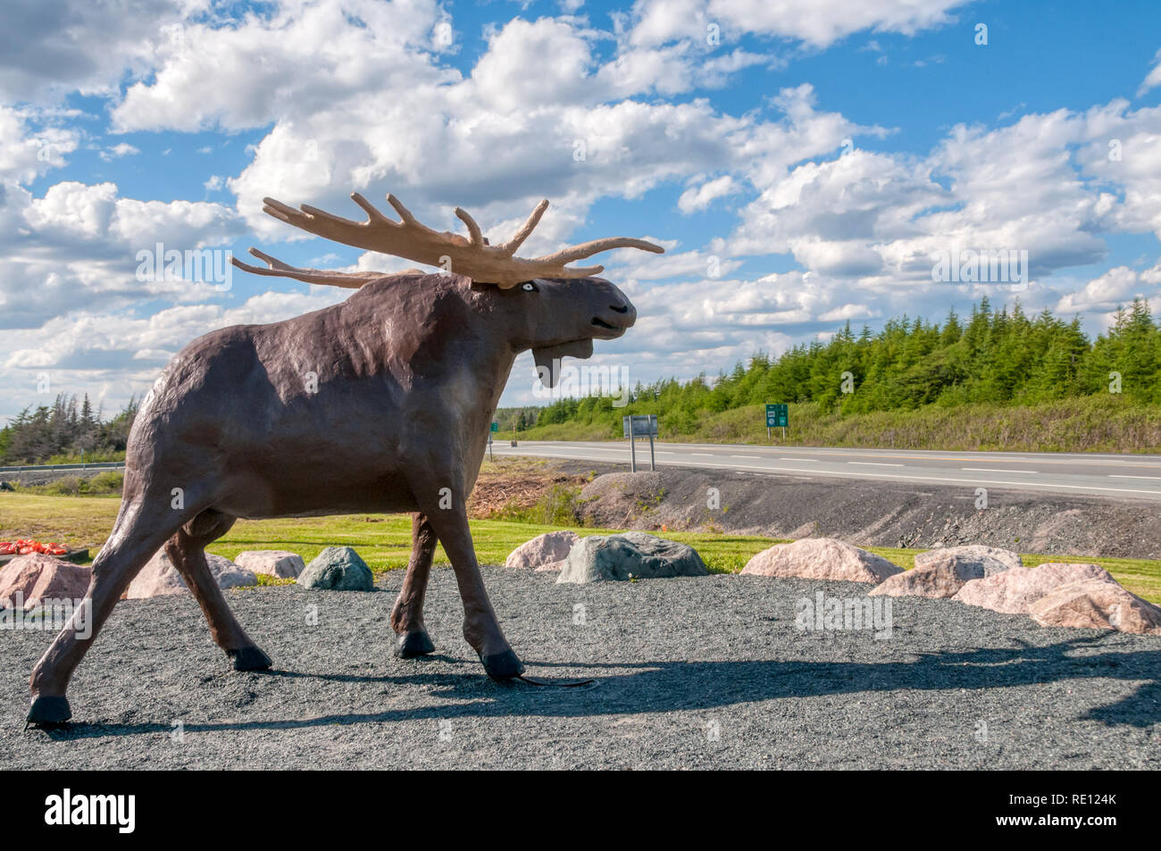 Morris die Elche, einem großen lebensgroße Statue eines Elche, steht fast acht Meter hoch neben dem Trans-Canadian Autobahn bei Goobies, Neufundland. Stockfoto