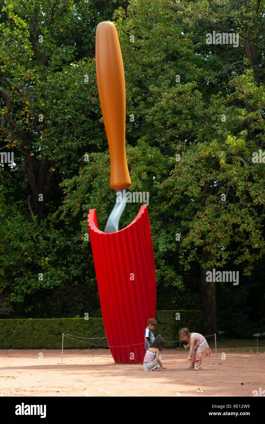 Kunst im öffentlichen Raum Installation eines riesigen roten Kelle in Parque de Serralves, Port, Portugal Stockfoto