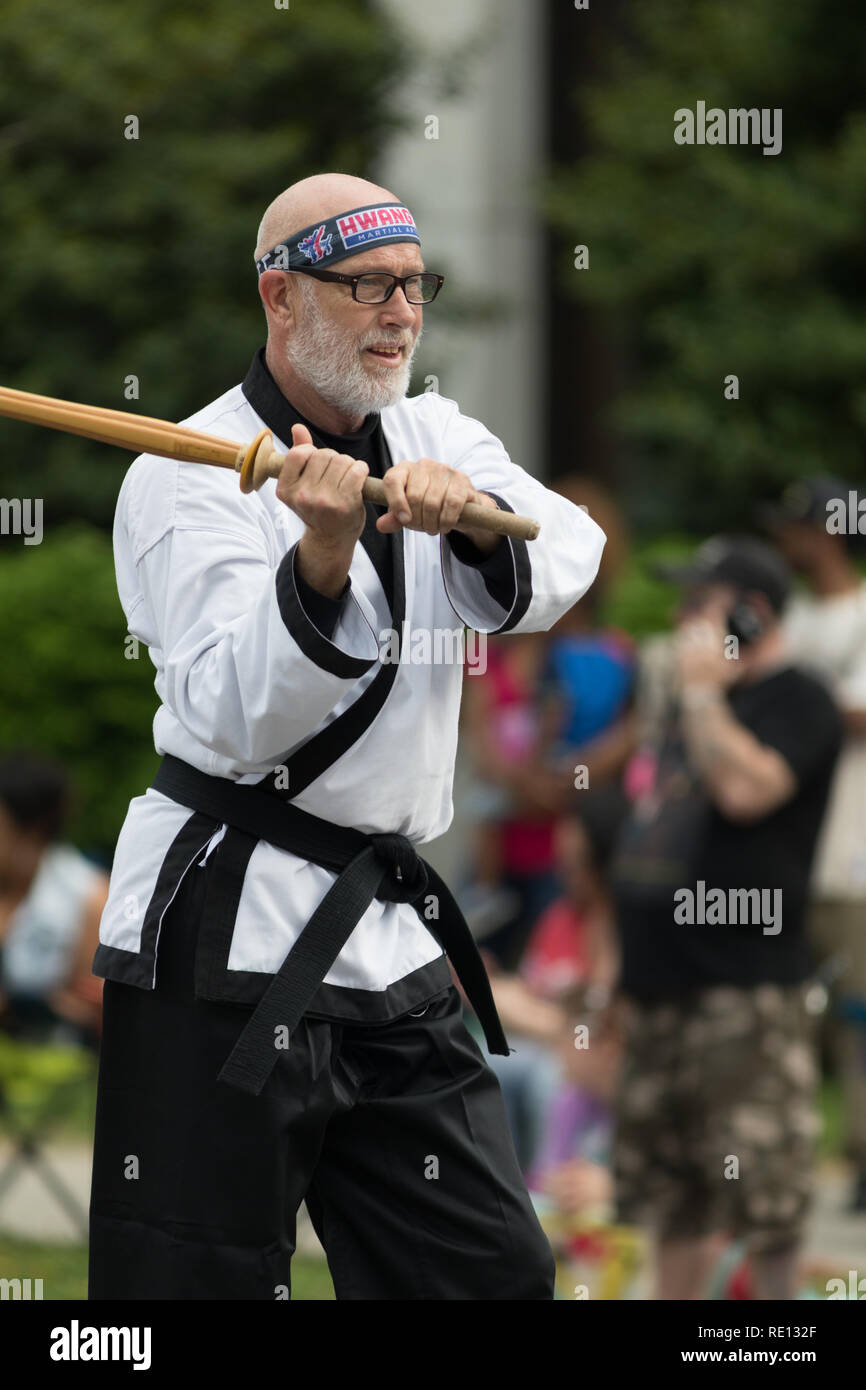 Louisville, Kentucky, USA - Mai 03, 2018: Die Pegasus Parade, die Menschen in den Kampfkünsten Uniformen üben Kendo während der Parade Stockfoto