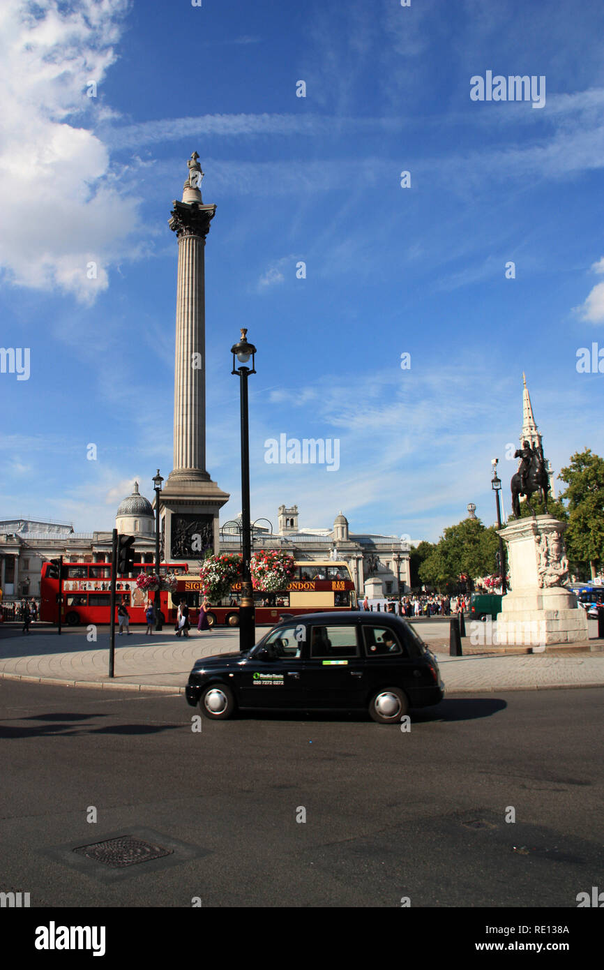 Blick auf typische rote Doppeldeckerbusse und einem schwarzen Londoner Taxi am Trafalgar Square, London, Vereinigtes Königreich Stockfoto