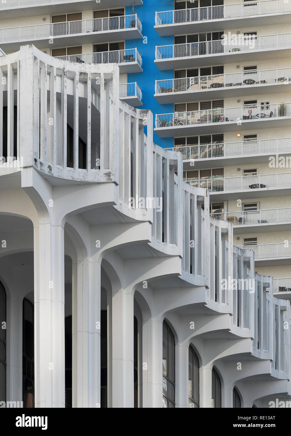 Kolonnade Plaza vor der großen Eigentumswohnung Gebäude an der Brickell Avenue in Miami, Florida Stockfoto