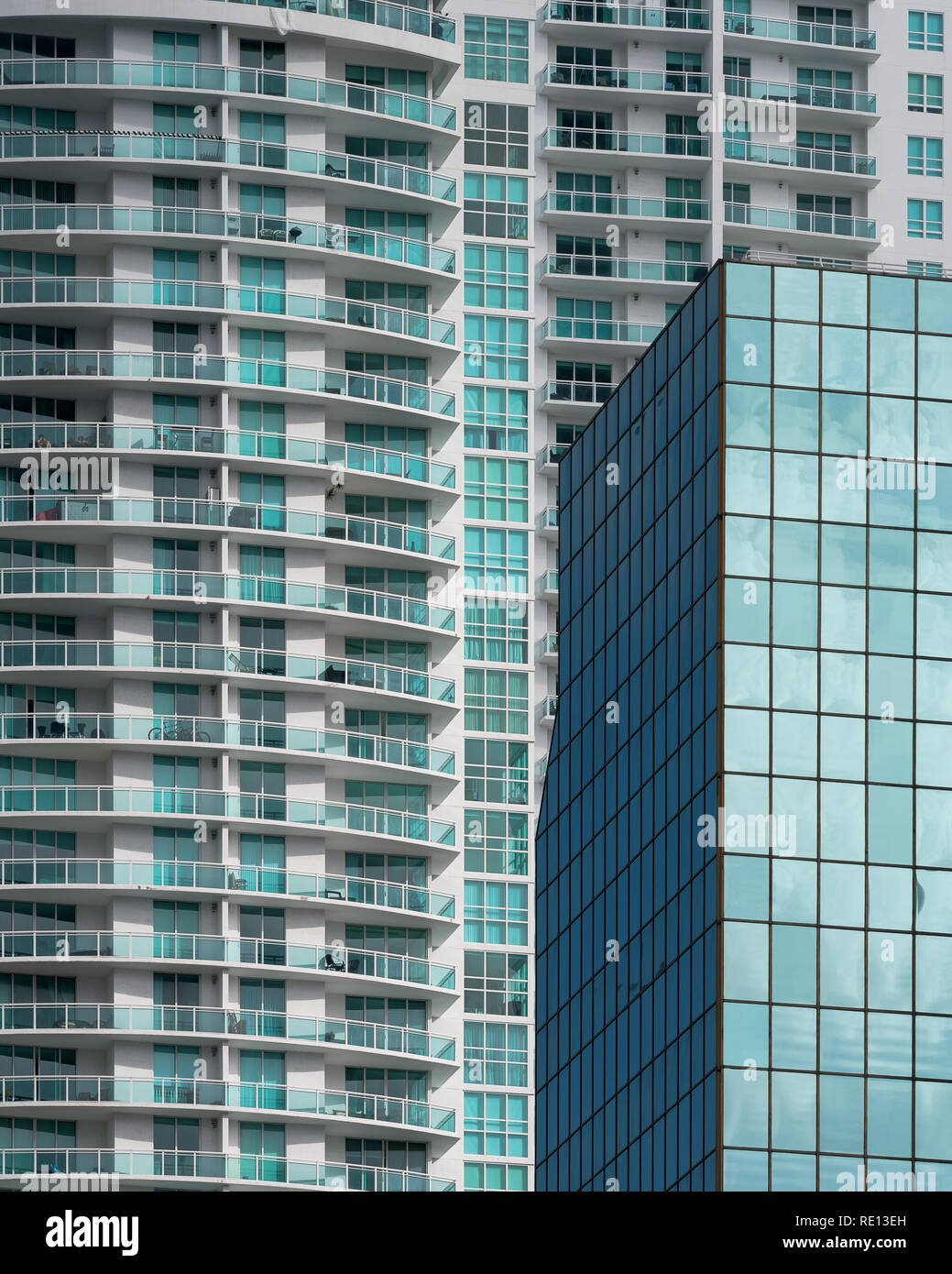 Architektonische Zusammenfassung der Gebäude entlang der Brickell Avenue in Downtown Miami, Florida Stockfoto