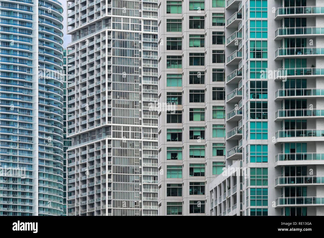 Architektonische Zusammenfassung der Gebäude entlang der Brickell Avenue in Downtown Miami, Florida Stockfoto