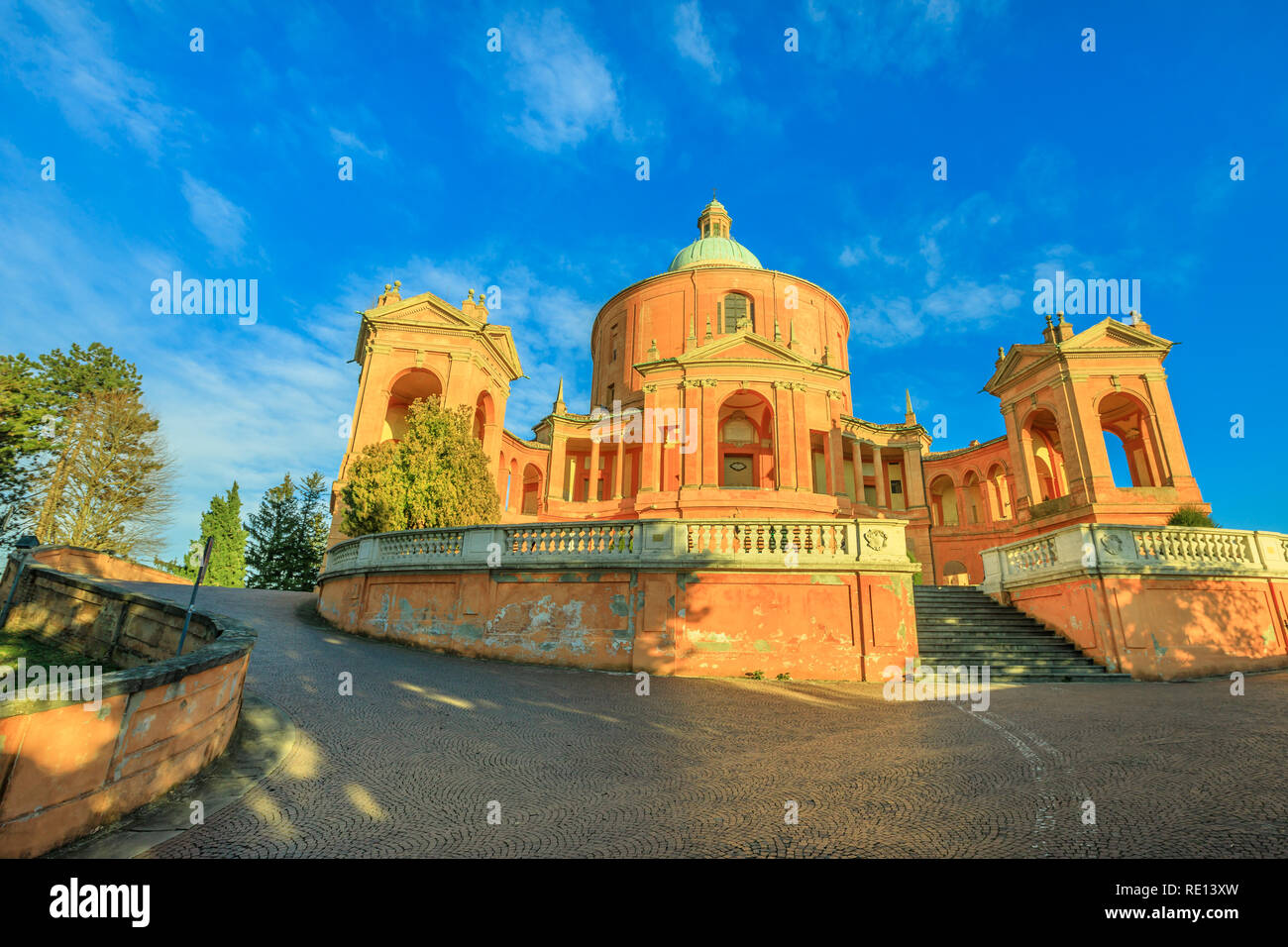 Pronaos und Fassade des Heiligtums der Madonna di San Luca bei Sonnenuntergang. Basilika Kirche von San Luca in Bologna, Emilia-Romagna, Italien mit blauem Himmel. Das Wahrzeichen der Stadt. Kopieren Sie Platz. Stockfoto